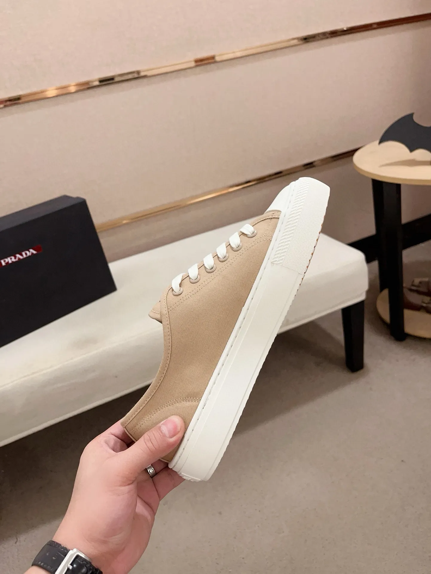 Men's shoes 💰 580💰 ✔️✔️✔️High-quality new PRADA counters are launched at the same time. The new men's shoes and 😘fabrics are selected from first-layer cowhide and are made by pure handicrafts. Lining: Full cowhide lining. 👍🏿 High-end ☄️ air-cushion molded anti-slip rubber outsole, exquisite lines, simple and elegant, comfortable and high-end for leisure travel. Code number: 38 to 44 (45 can be customized)
